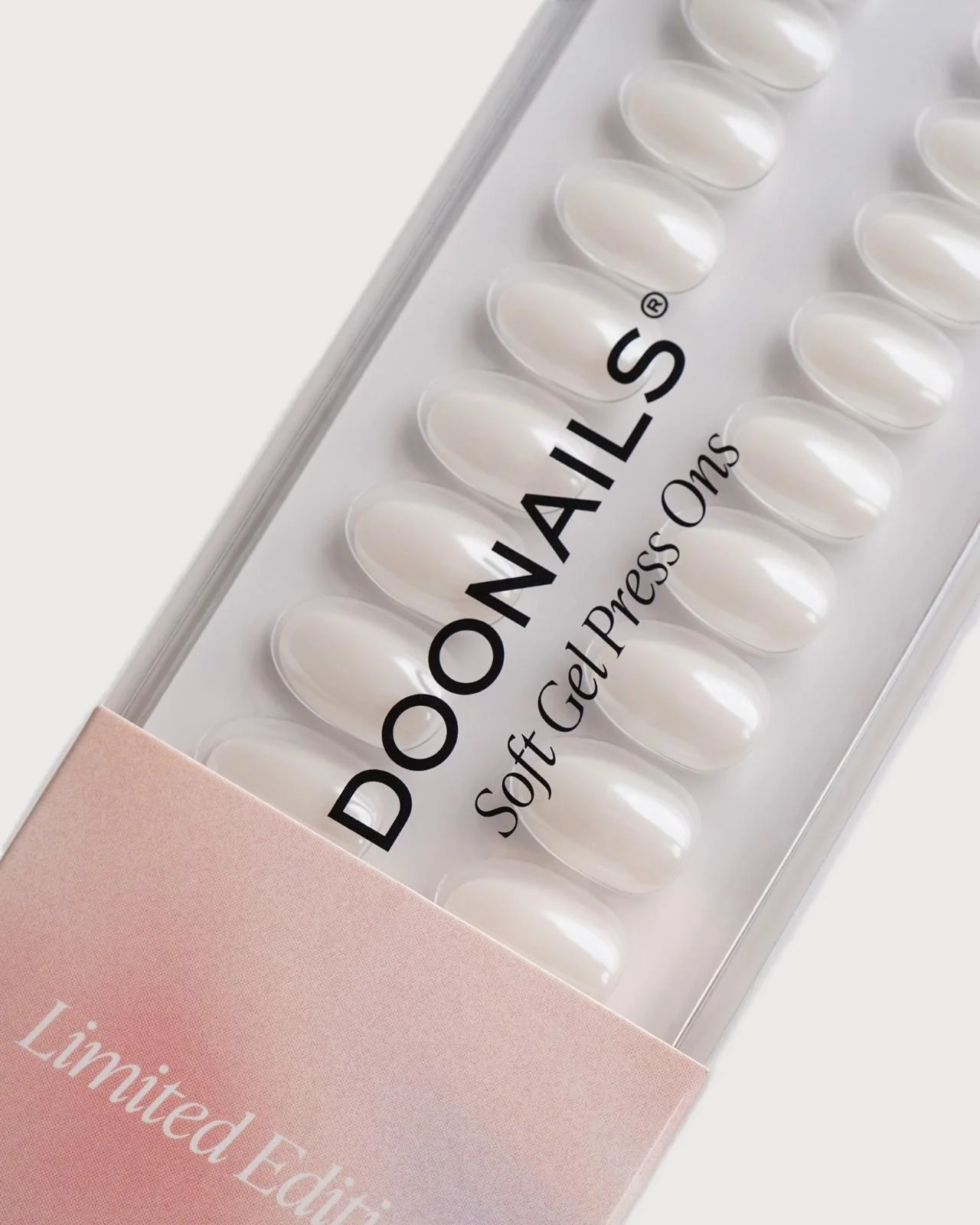 Edizione Limitata Glazed Pearl Corte Rotonde Press Ons in Soft Gel - Image 6