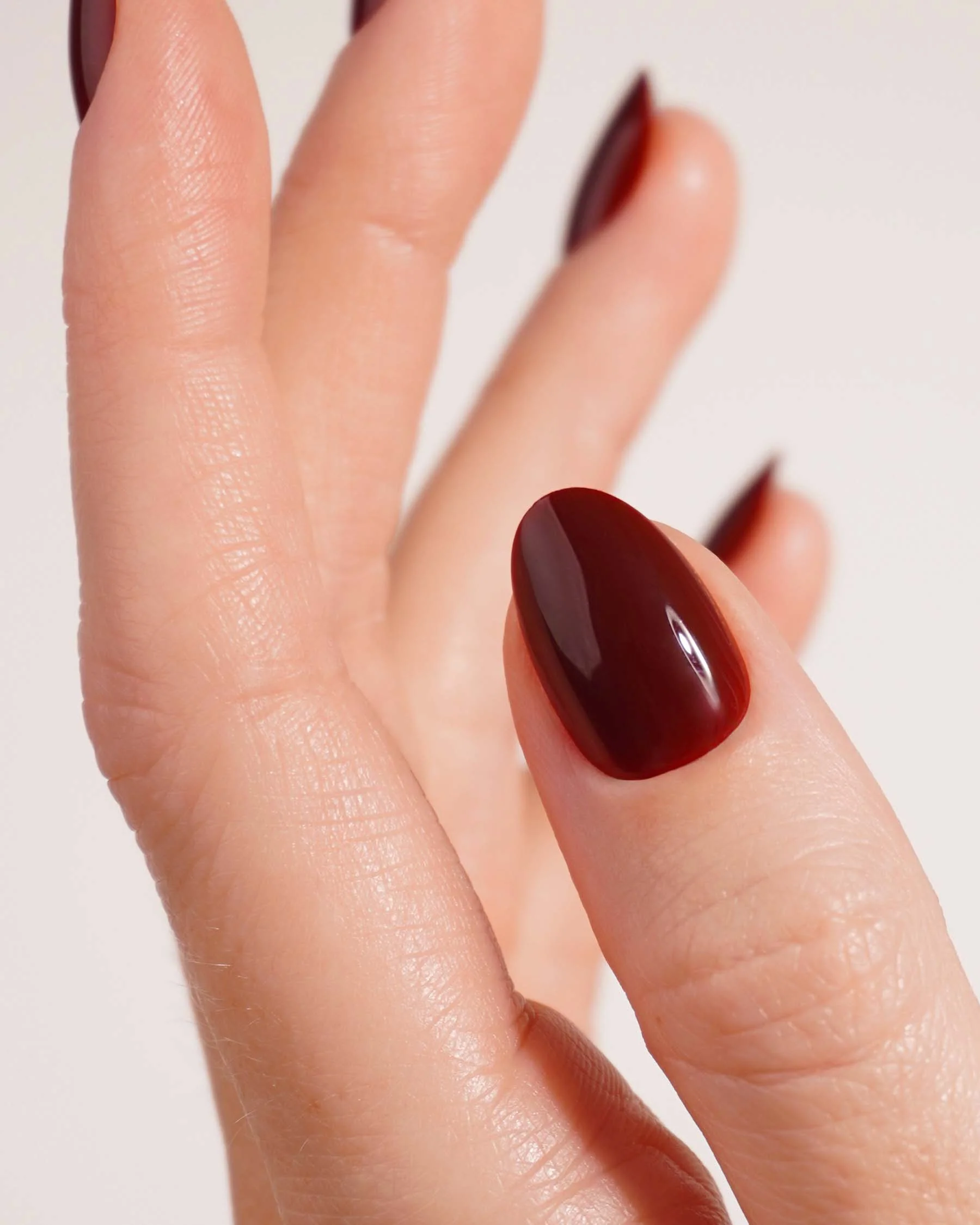 Love Paris Corte Rotonde Mani & Pedi Kit Press Ons in Soft Gel - Image 3