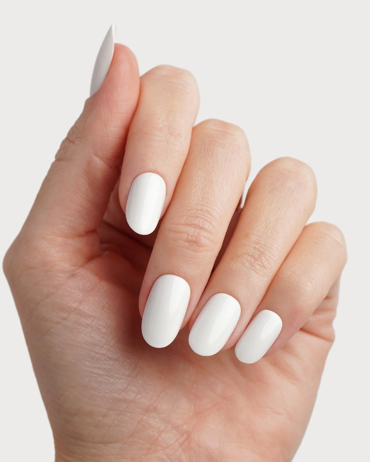 Snow White Medie Rotonde Press Ons in Soft Gel - Image 4